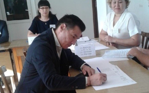 КАЛМЫКИЯ. Бату Хасиков проголосовал в Лагани и обратился к жителям Калмыкии