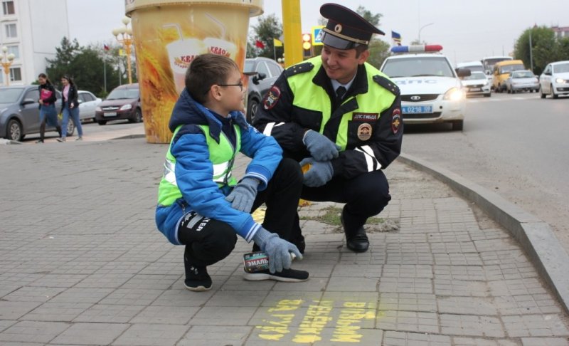 КАЛМЫКИЯ. В Калмыкии полицейские и школьники написали на асфальте обращение к пешеходам