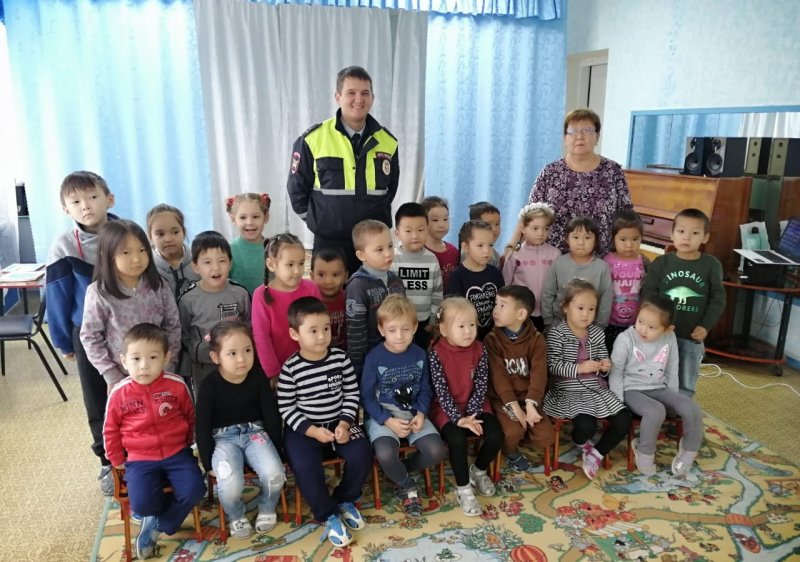 КАЛМЫКИЯ. В Калмыкии сотрудники Госавтоинспекции проводят профилактические мероприятия в детских садах