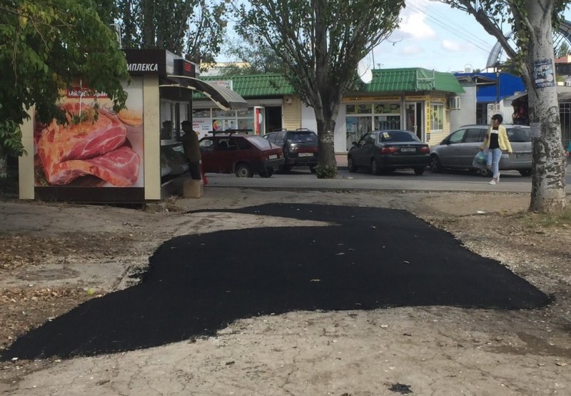 КРЫМ. Феодосийский филиал ГУП РК "Вода Крыма" восстанавливает асфальт после вскрышных работ