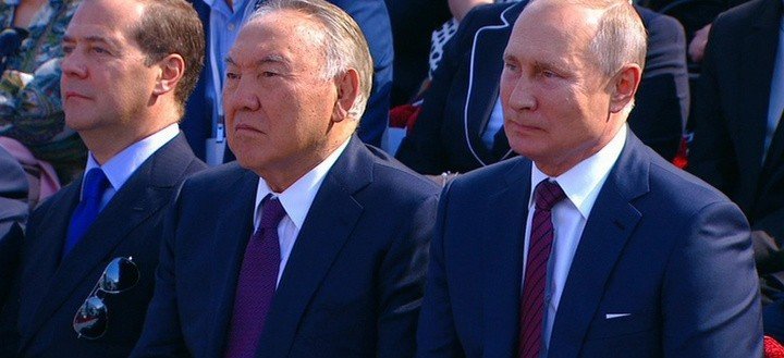 На ВДНХ Путина, Медведева и Назарбаева угостили яблоками
