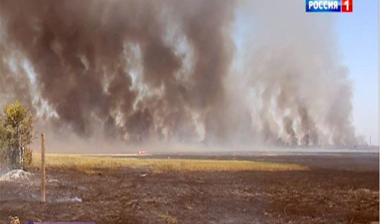 РОСТОВ. Огненное ЧП в Новочеркасске: локализовали три очага, к тушению привлекли пожарный поезд