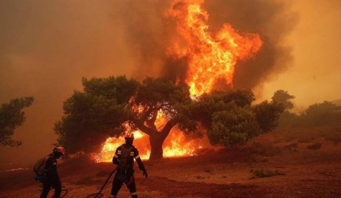 Сильный лесной пожар начался в окрестностях Афин