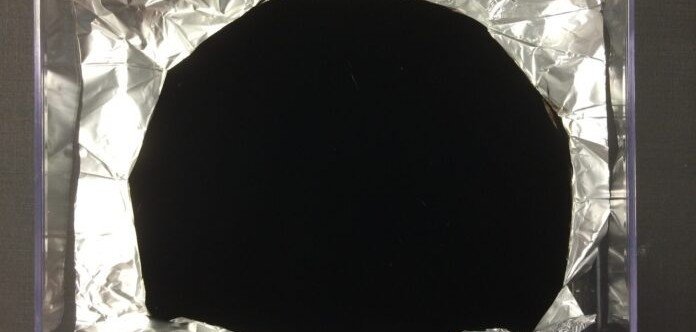 Ученые случайно создали самый чёрный материал