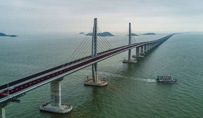 В Китае построили самый длинный в мире морской железнодорожно-автомобильный мост