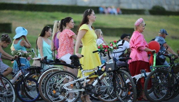ВОЛГОГРАД. Волгоградские красавицы проехались по набережной на велосипедах