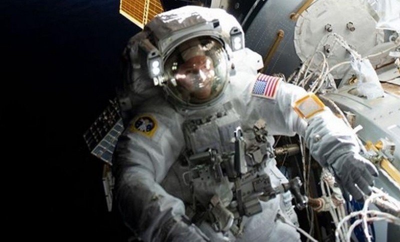 Американские космонавты провели в открытом космосе почти семь часов