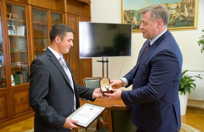 АСТРАХАНЬ. Губернатор Игорь Бабушкин наградил мужчину, спасшего двух астраханцев