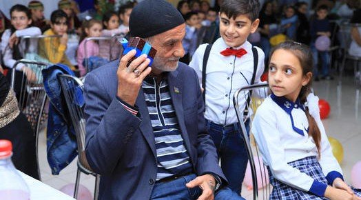 АЗЕРБАЙДЖАН. Дети, лишенные опеки родителей, порадовали пожилых обитателей пансионата для инвалидов войны и труда в Баку