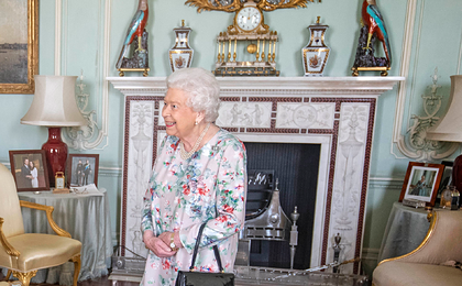 Британская королева снова убрала подальше фото с Меган Маркл