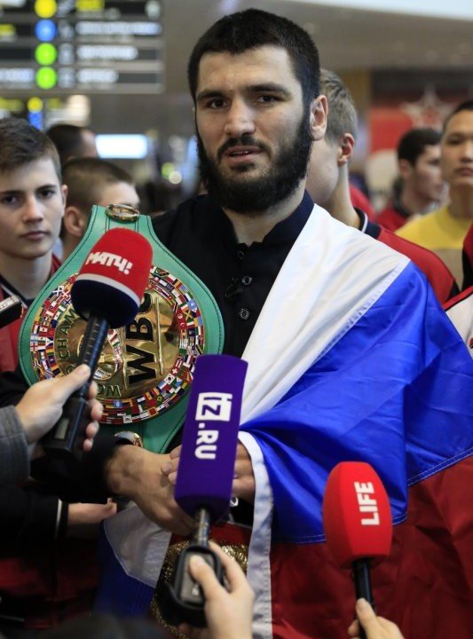 ЧЕЧНЯ.  Артур Бетербиев прилетел в Москву чемпионом