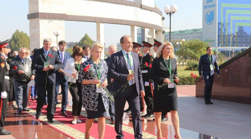 ЧЕЧНЯ. Гости, съехавшиеся на 201-летие Грозного, почтили память Ахмат-Хаджи Кадырова