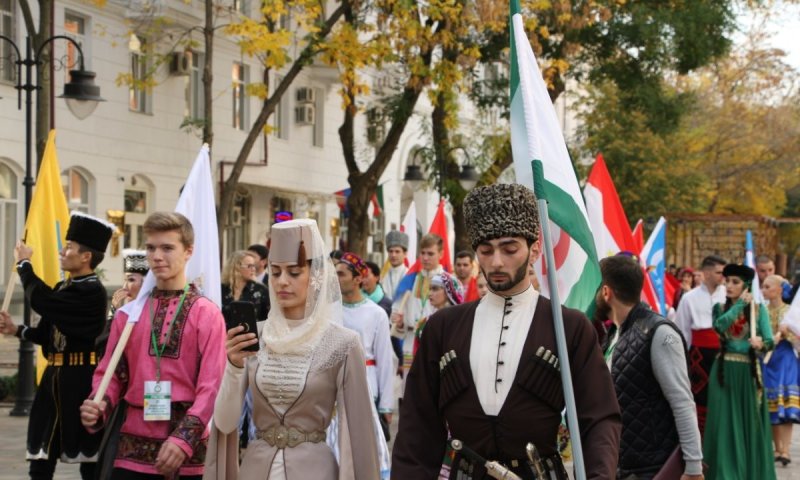 ЧЕЧНЯ. Лучшие танцовщики мира провели шествие по улицам Грозного