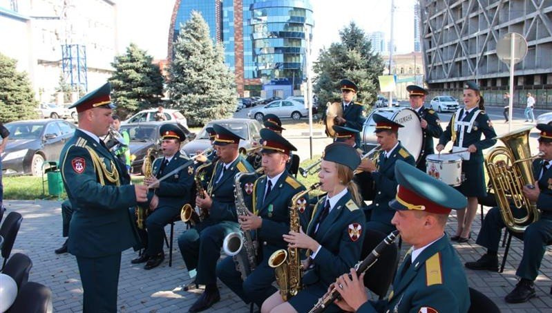 ЧЕЧНЯ. Музыканты грозненского соединения Росгвардии сыграли для жителей и гостей столицы Чеченской Республики