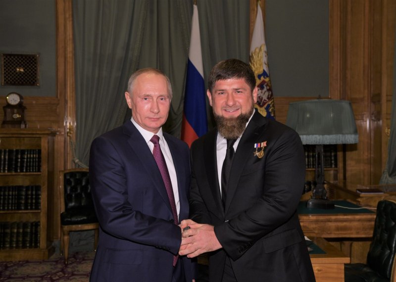 ЧЕЧНЯ. Р. Кадыров поздравил В. Путина с днем рождения