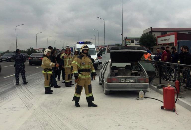 ЧЕЧНЯ. В Чечне пожарные догнали и потушили горящий автомобиль