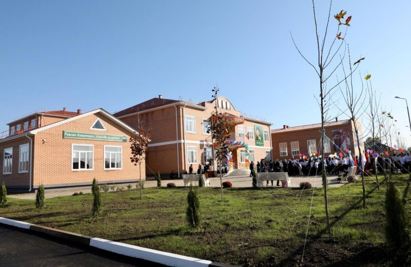 ЧЕЧНЯ. В городе Курчалой состоялось открытие школы, построенной в рамках нацпроекта «Жилье и городская среда»