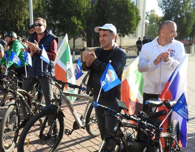 ЧЕЧНЯ. В Шелковском районе Чечни состоялся велопробег с участием ветеранов спорта