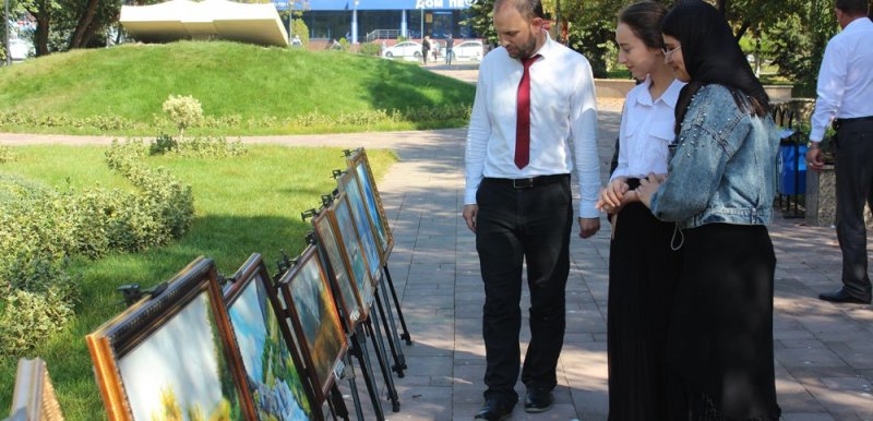 ЧЕЧНЯ. В Сквере журналистов прошла выставка картин