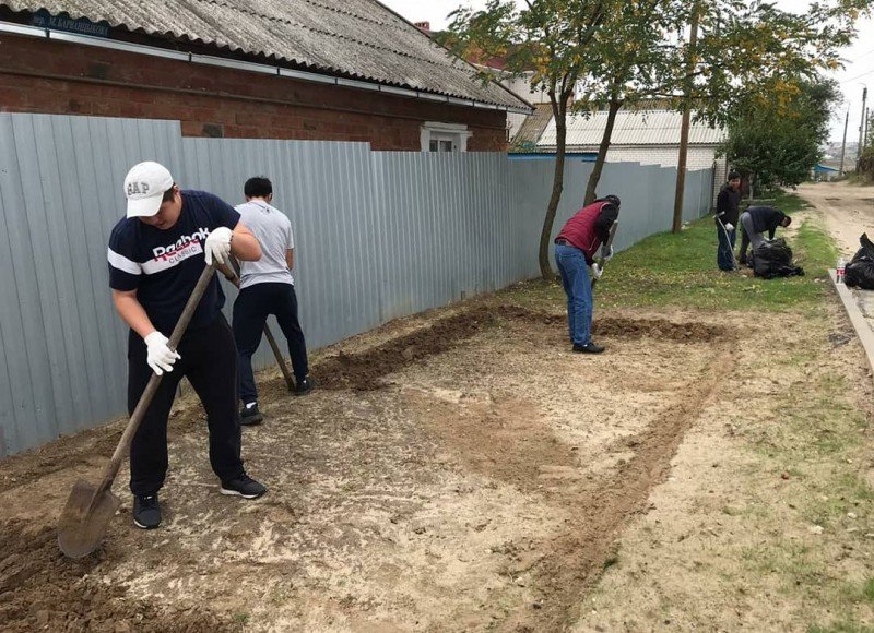 КАЛМЫКИЯ. Участники команды «Молодежки ОНФ» в Калмыкии помогли пенсионерам Элисты по хозяйству