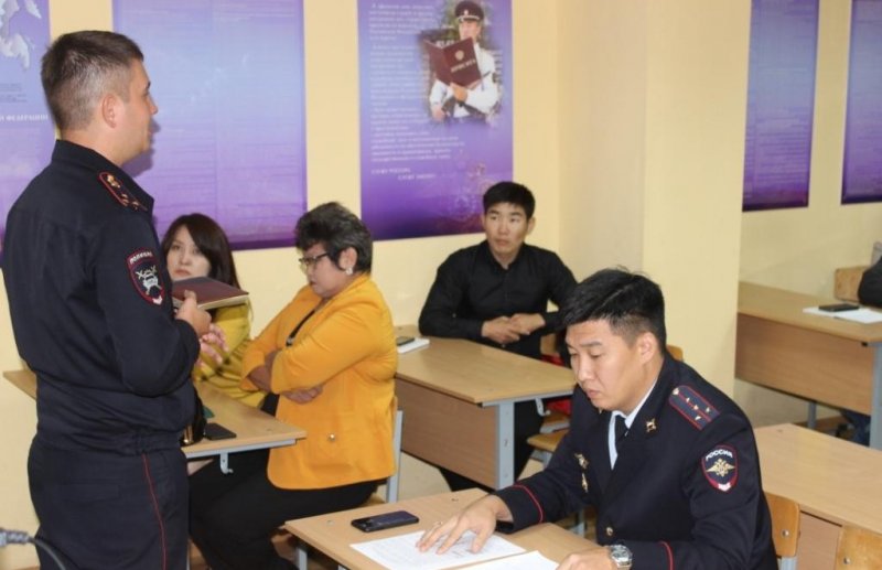 КАЛМЫКИЯ. В Калмыкии полицейские и педагоги обсудили вопросы развития движения юных инспекторов движения