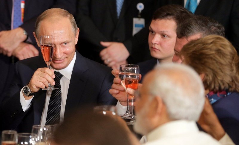 КРАСНОДАР. Путин в свой день рождения повысил зарплату себе и Медведеву