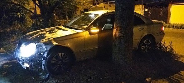 КРЫМ. Неизвестный угнал и разбил служебный Mercedes и.о. министра ЖКХ Крыма