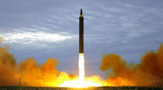 Минобороны Японии: ракета КНДР достигла высоты 900 км и могла разделиться на две части