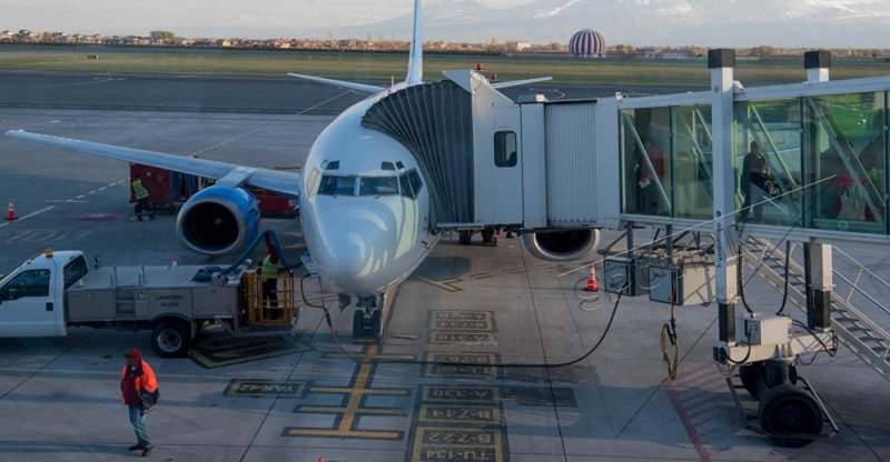 Самолет рейса Петербург - Ереван совершил экстренную посадку в Тбилиси