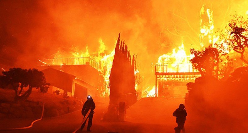 Тысячи жителей пригородов Лос-Анджелеса эвакуированы из-за угрозы природных пожаров