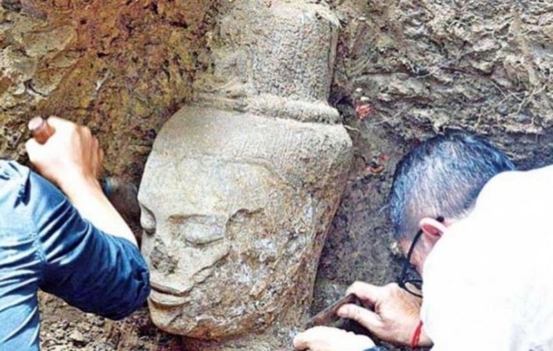 В Камбодже найдена голова статуи «совершенного человека»