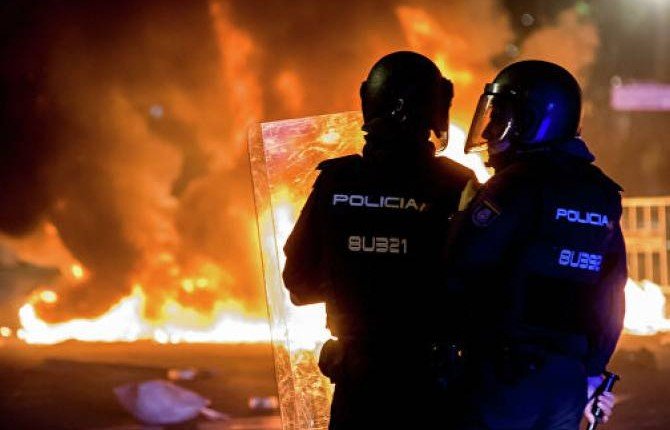 В Каталонии почти 90 человек пострадали в ходе беспорядков