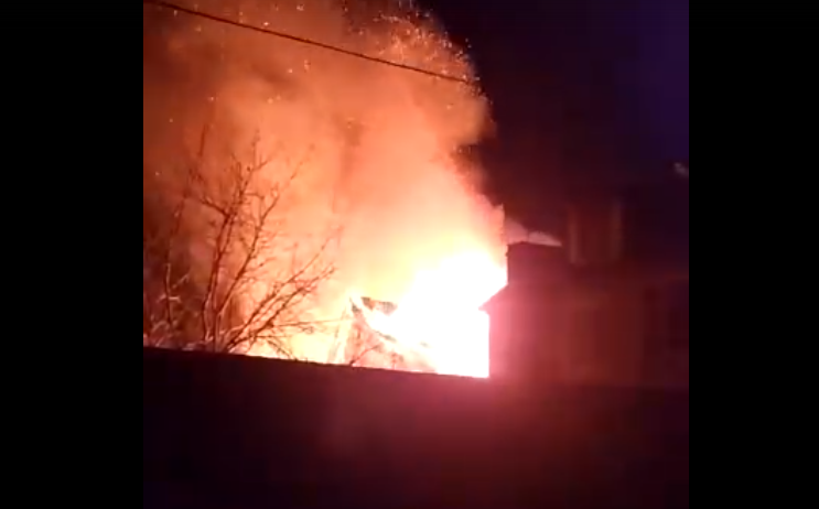 АСТРАХАНЬ. Соцсети: в крупном пожаре в Астрахани заживо сгорел человек