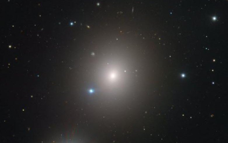 Астрономы опубликовали снимок эллиптической галактики из созвездия Печи