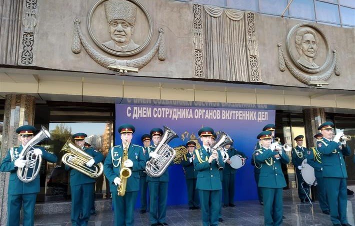 ЧЕЧНЯ. Оркестр Росгвардии выступил на торжественном собрании в Грозном, посвящённом Дню сотрудника органов внутренних дел