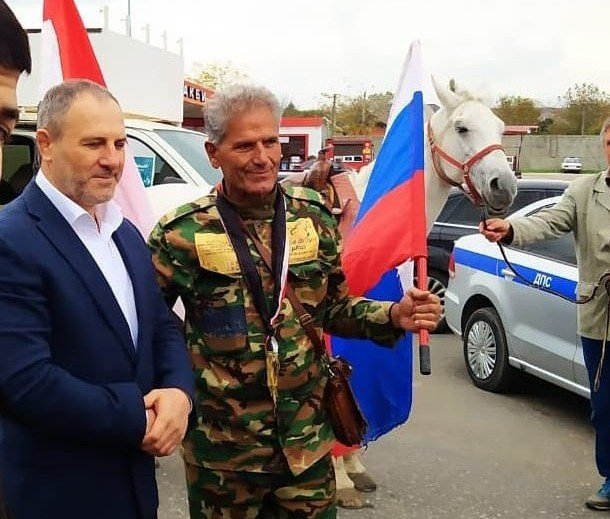 ЧЕЧНЯ. Путешественник Аднан Азам верхом на лошади добрался из Сирии в Грозный