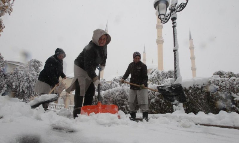 ЧЕЧНЯ. Снегоуборочная техника вышла на дороги Грозного