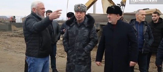 ЧЕЧНЯ. У.Оздамиров проинспектировал ход строительства домов в Кади- Юрте