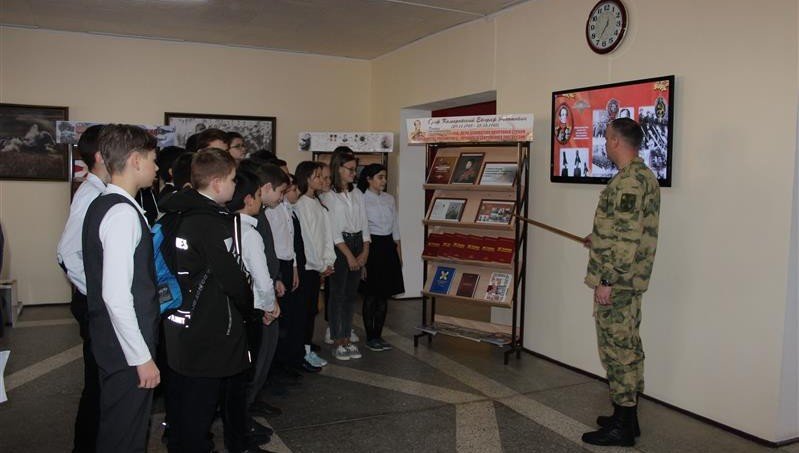 ЧЕЧНЯ. В Грозном росгвардейцы рассказали школьникам о жизни родоначальника войск правопорядка