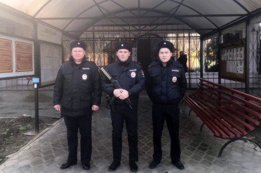 КАЛМЫКИЯ. В Калмыкии сотрудники патрульно-постовой службы спасли из горящего дома семью
