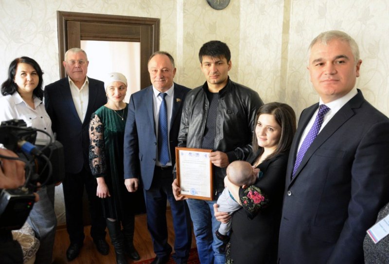 КЧР. К Дню матери в Карачаево-Черкесии торжественно вручили юбилейный сертификат на материнский капитал