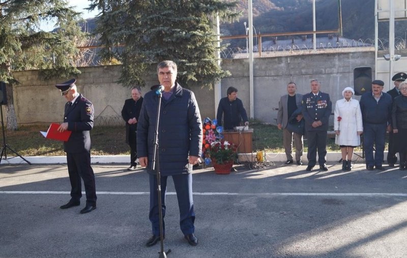 КЧР. Мэр Карачаевского городского округа Алик Динаев почтил память погибших при выполнении служебных обязанностей сотрудников органов внутренних дел Российской Федерации