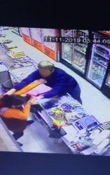 КЧР. Преступник, угрожая продавщице, открыто похитил из магазина 10 тысяч рублей