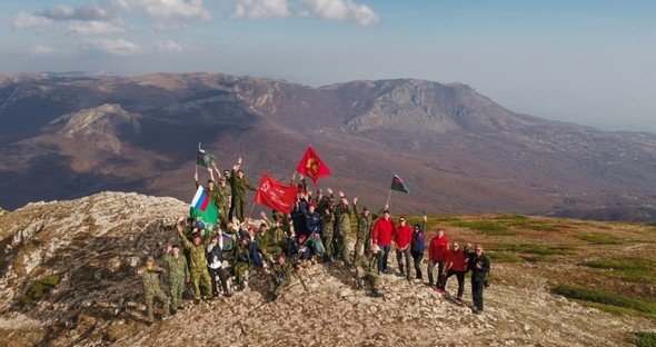 КРЫМ. Офицеры СК России по Крыму и Севастополю водрузили Знамя Победы на вершине Чатыр-Дага