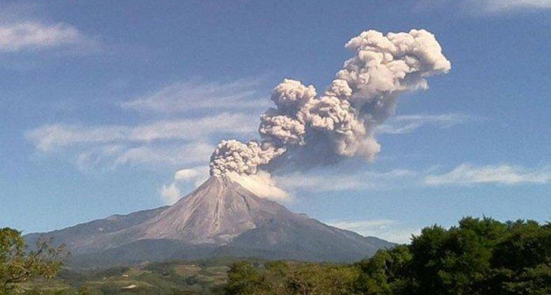 На острове на юго-западе Японии произошло извержение вулкана