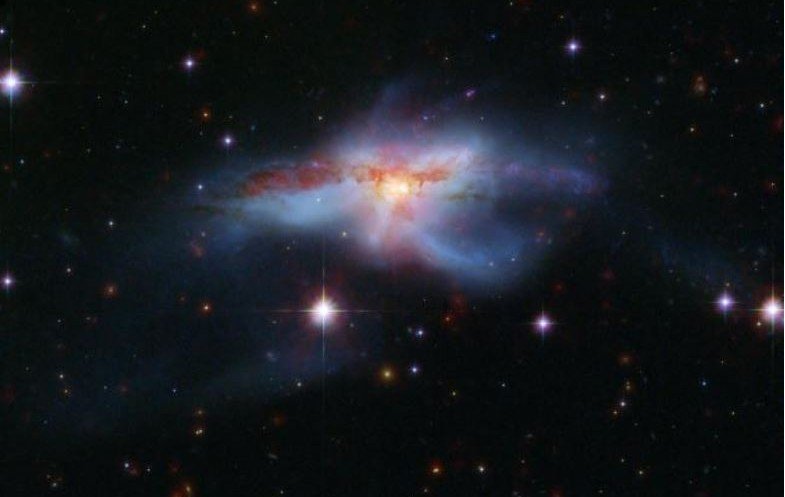 Найдена галактика с тремя черными дырами в центре