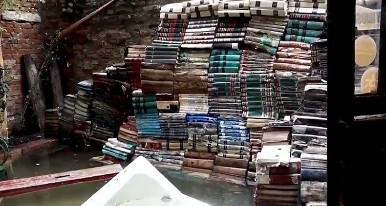 Несмотря на наводнение в Венеции продолжает работу самый фотографируемый книжный магазин в мире