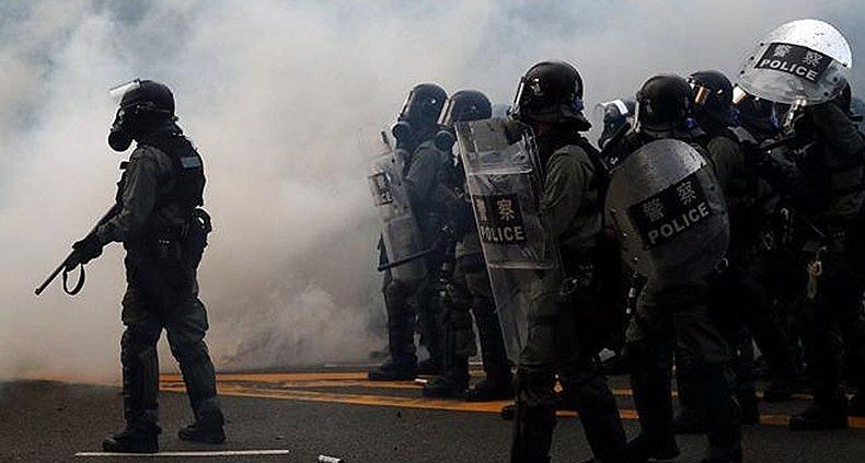 Протестующие в Гонконге закидали полицию бутылками с зажигательной смесью