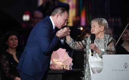 Путин наградил Александру Пахмутову высшим орденом России