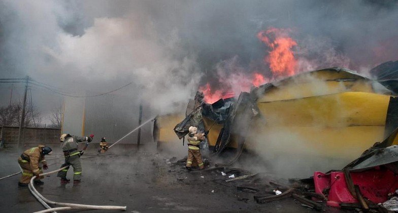 РОСТОВ. На рынке "Атлант" в Аксайском районе горит двухэтажный торговый павильон